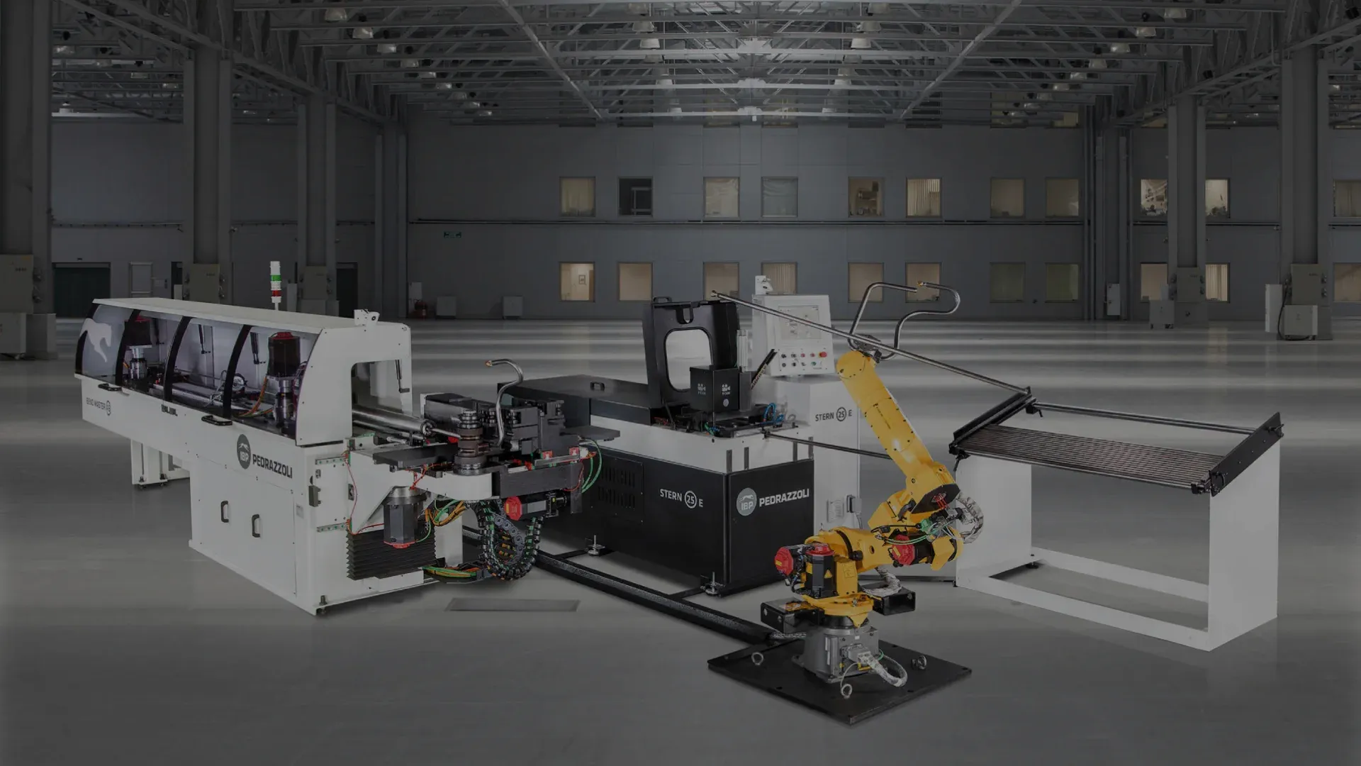 Pedrazzoli produktionscell med rörbockningsmaskin, ändformningsmaskin och robot i fabrikshall
